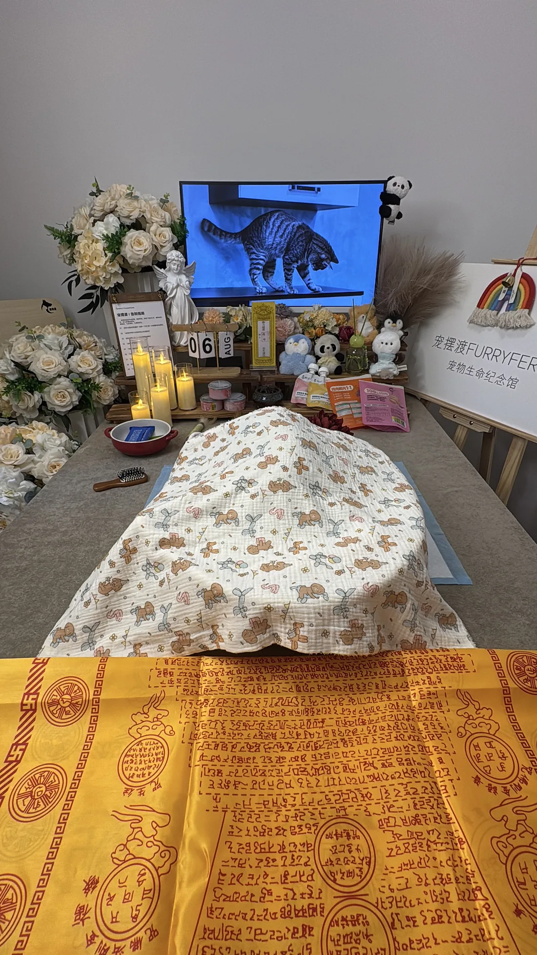 淮安宠物告别仪式中的鲜花与纪念照片